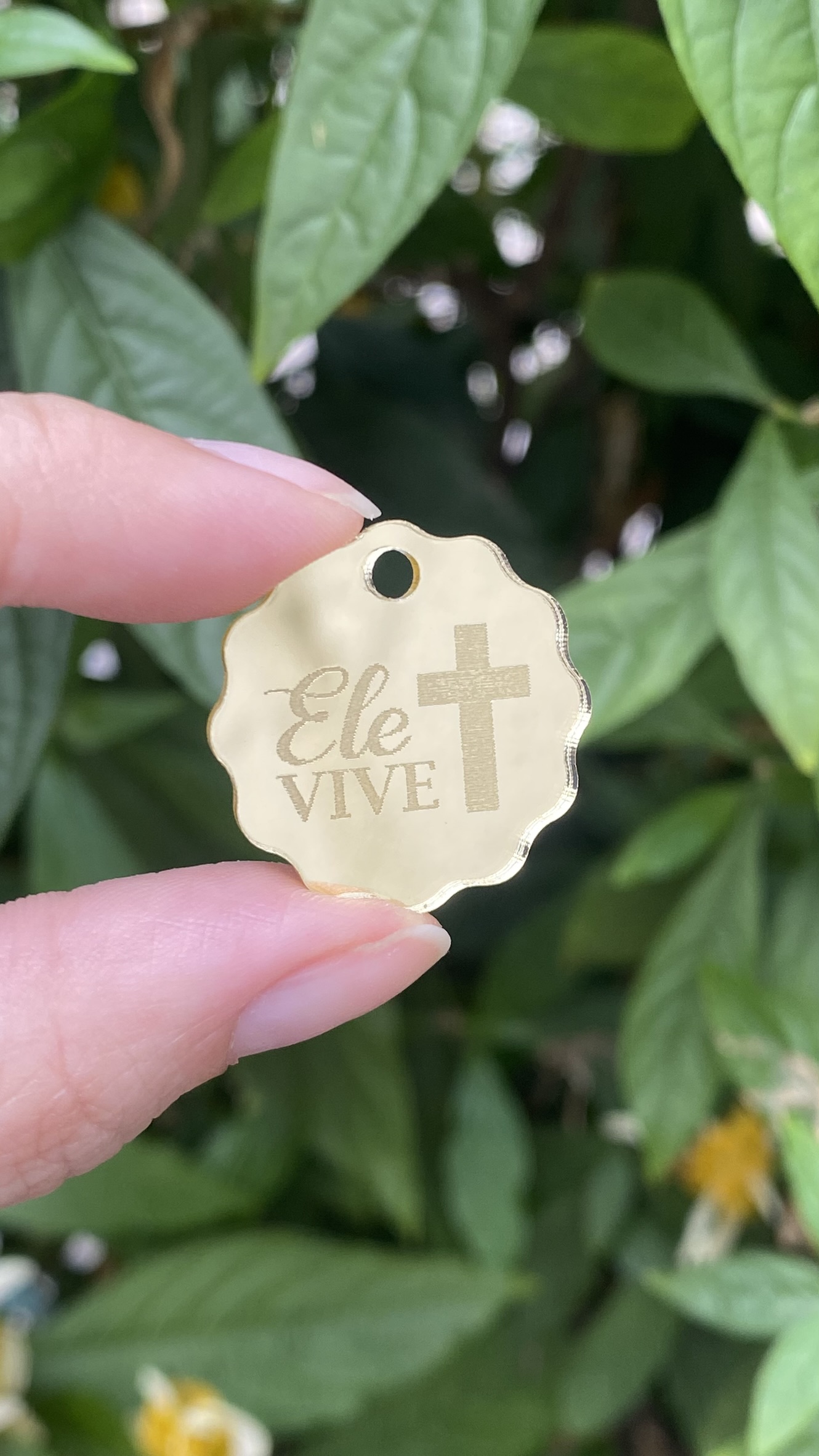 Pingente Tag Ondulada Ele Vive - Acrílico Dourado
