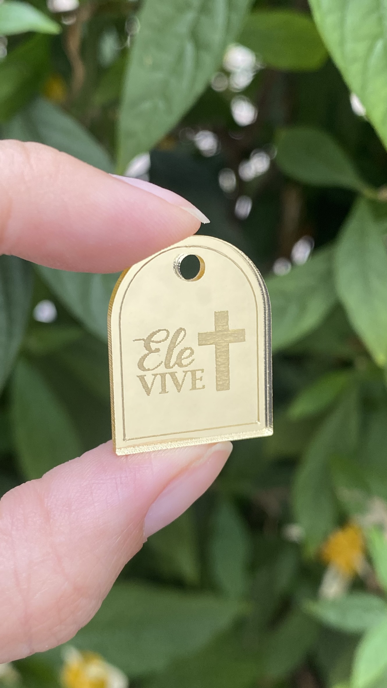 Pingente Tag Plaquinha Ele Vive - Acrílico Dourado